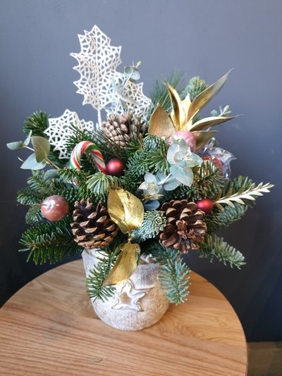 Christmas pot arrangement made by Florist in Croydon made with fresh flowers for delivery in CR0 CR2 CR3 CR4 CR5 CR6 CR7 CR8 SE25 