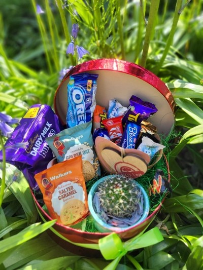 Hat box with sweets and plant, perfect hift for a boy or a teenager for same day delivery in Croydon.