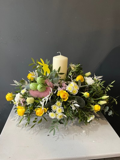 Table centerpiece with fresh flowers for Easter table made by florist in Croydon 