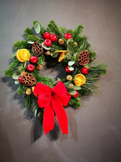 Traditional Christmas door wreath handmade by florist in Croydon for delivery or collection in CR0 Cr2 CR3 CR4 Cr5 CR7 CR6 CR8 SE25 SM6 SW16