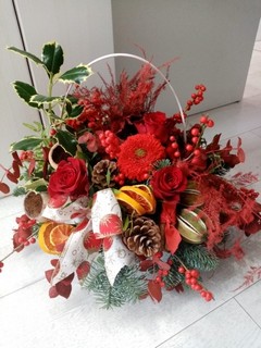 lovely Chrismas basket arrangement made by florist in Croydon for same day delivery in CR SM1 SM2 SM5 CR4 SE25