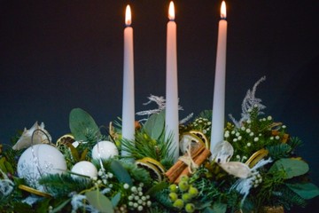 Christmas modern table arrangement handmade by florist in Croydon