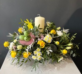 Table centerpiece with fresh flowers for Easter table made by florist in Croydon 