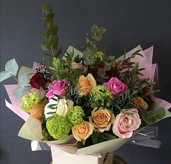 luxury mixed roses with amazing mixed foliage and fillers to create ultimate luxury feel by florist in Hayes, bromley