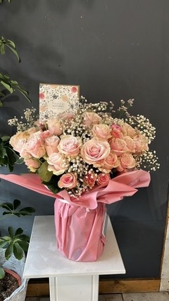 pink roses romantic bouquet in a vase for delivery in Croydon, Surrey