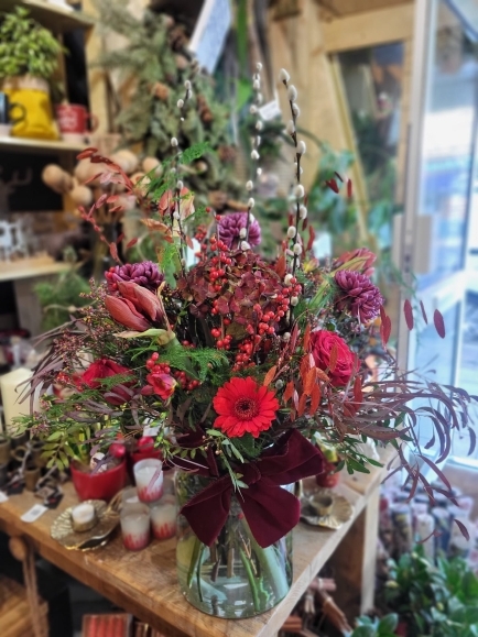 Stunning showstopper Christmas flowers in a vase by Croydon Blooms Florist 